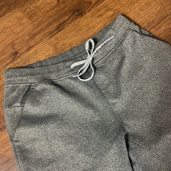 Nearly new, lululemon joggers Size 10. There are zero snags. Offers welcome! - Picture 5 of 6